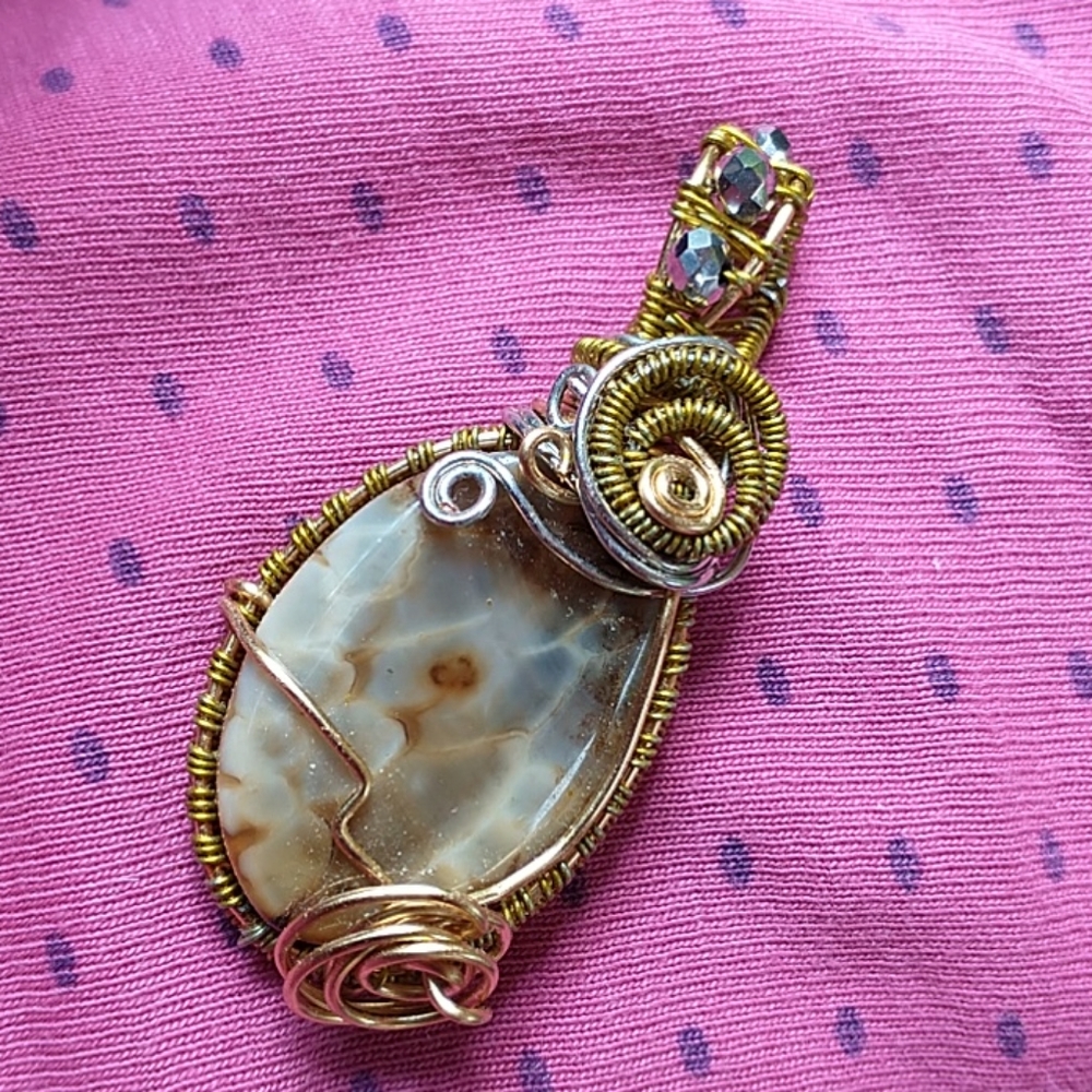 NWT Agate Stone Wire Wrapped Pendant